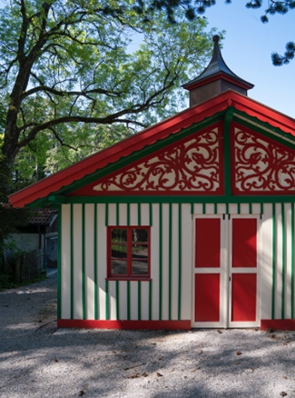 Das Chauffeurhaus, ein Holzbau im Garten der Villa Waldberta