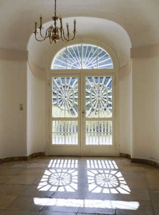 Blick durch eine Tür des Ebenböckhauses in den Garten