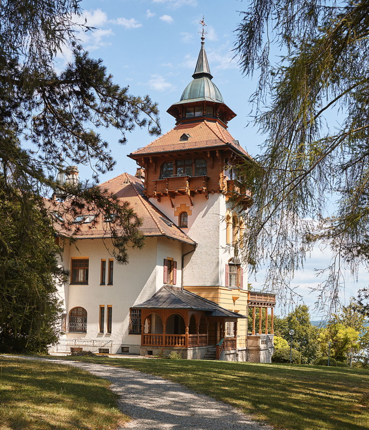 Die 1901/1902 erbaute Villa Waldberta an einem Sommertag