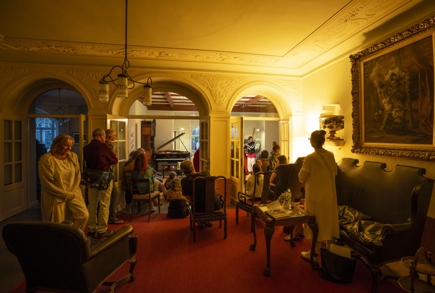 Veranstaltung am Abend in der Villa Waldberta